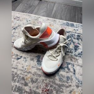 Tennis shoes